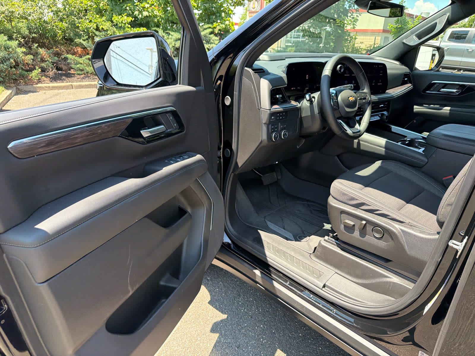 2025 Chevrolet Suburban LS