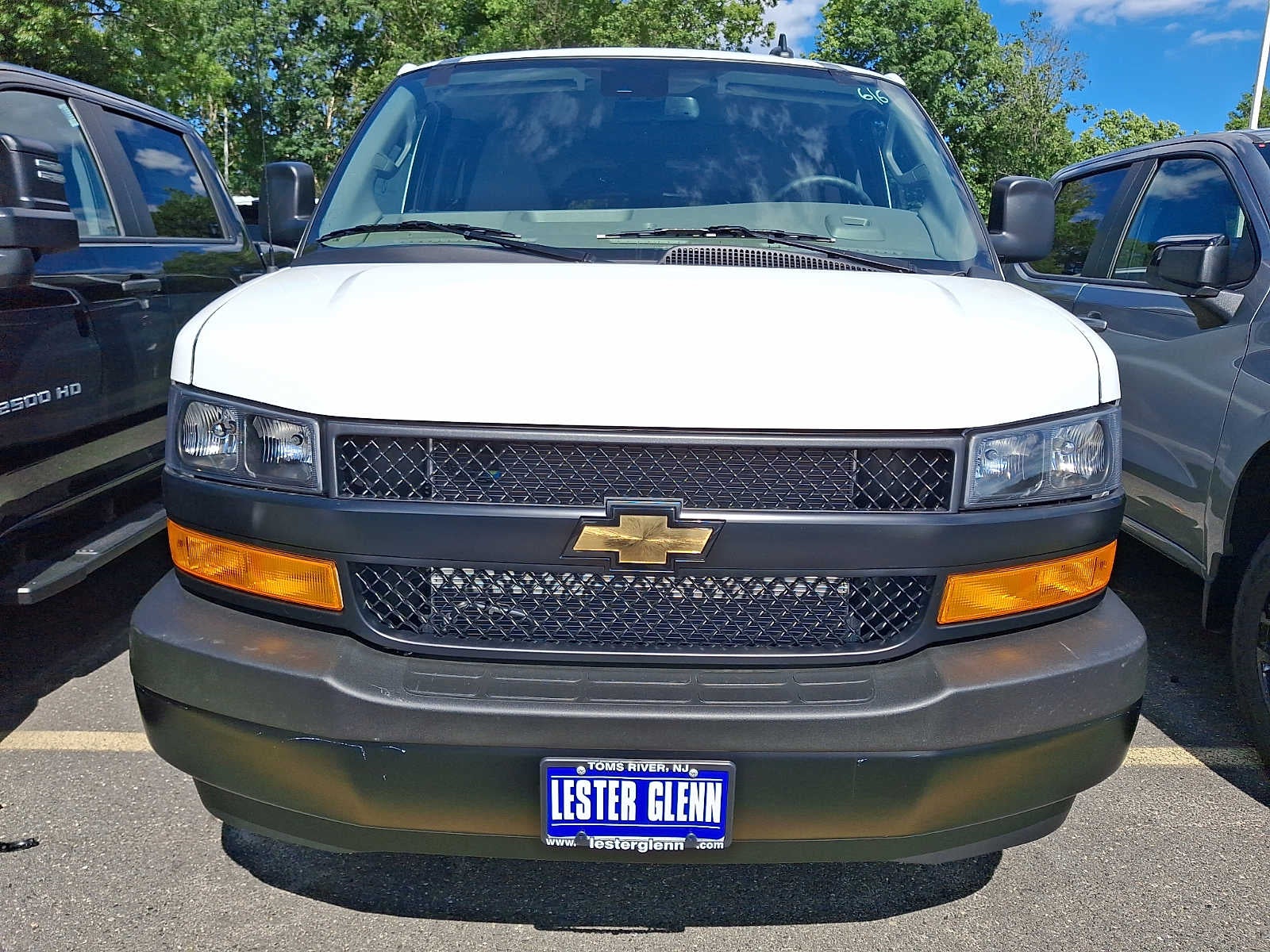 2026 Chevrolet Express Passenger 1LS