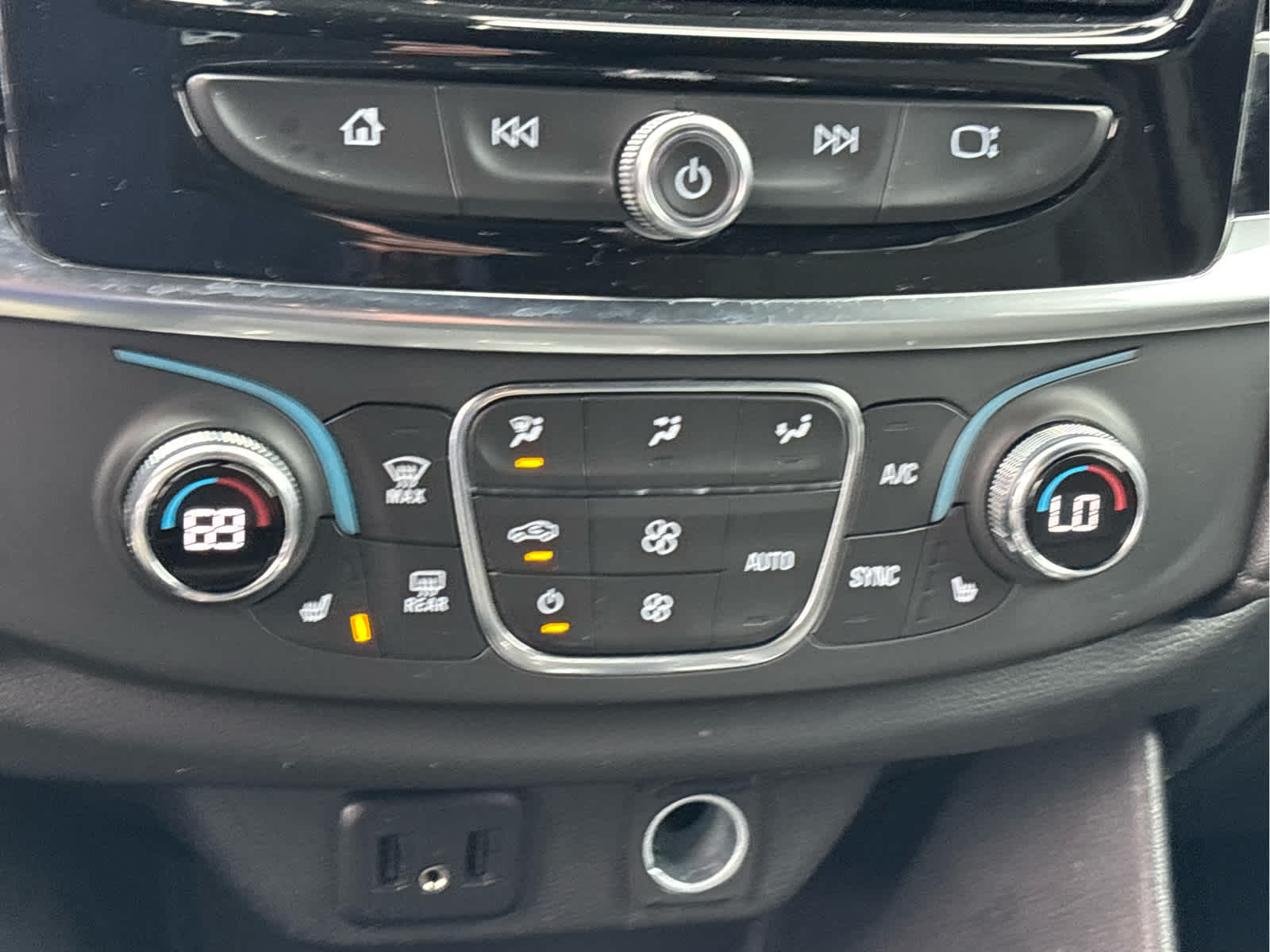 2023 Chevrolet Traverse LT Cloth