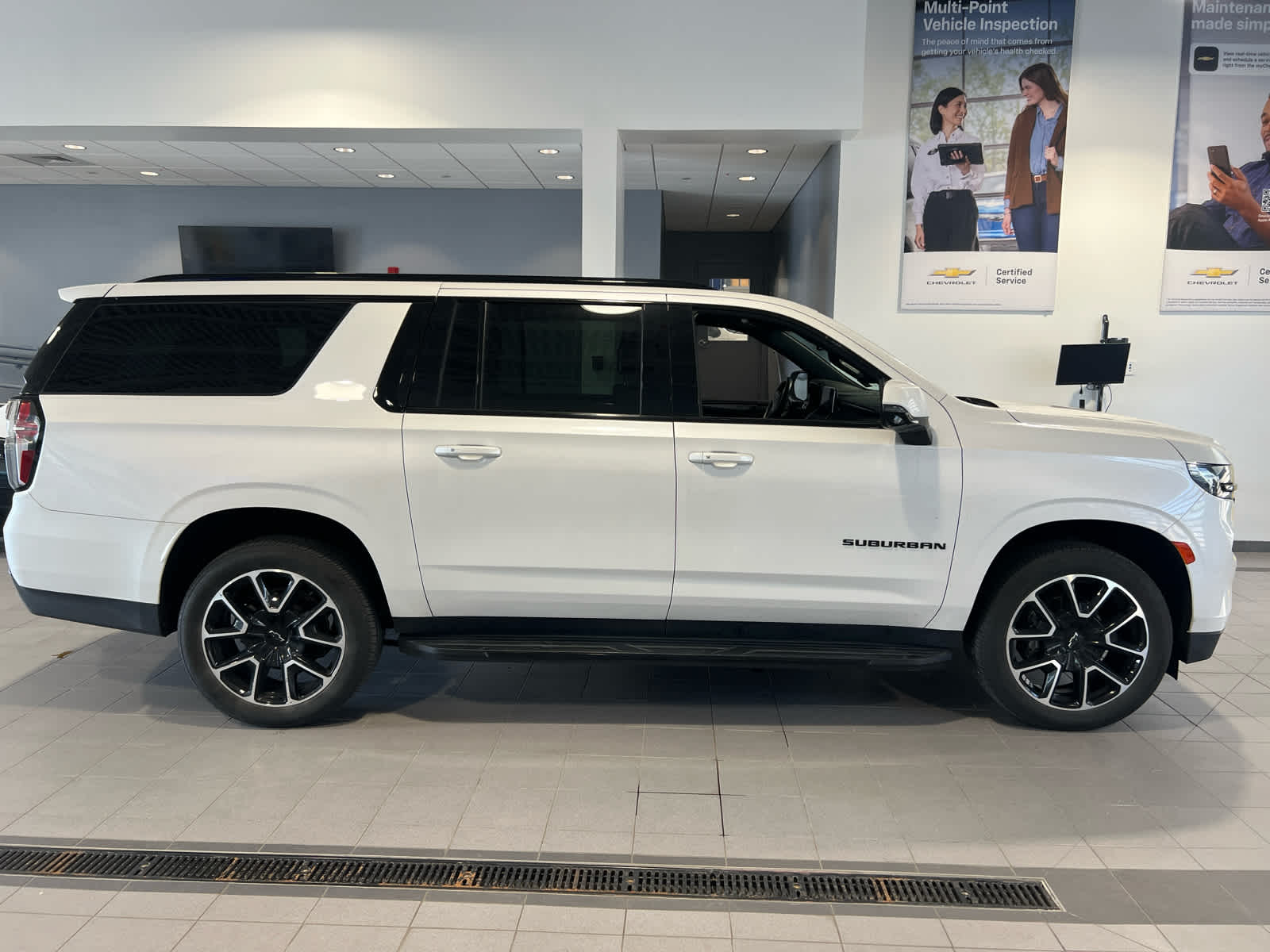 2023 Chevrolet Suburban RST