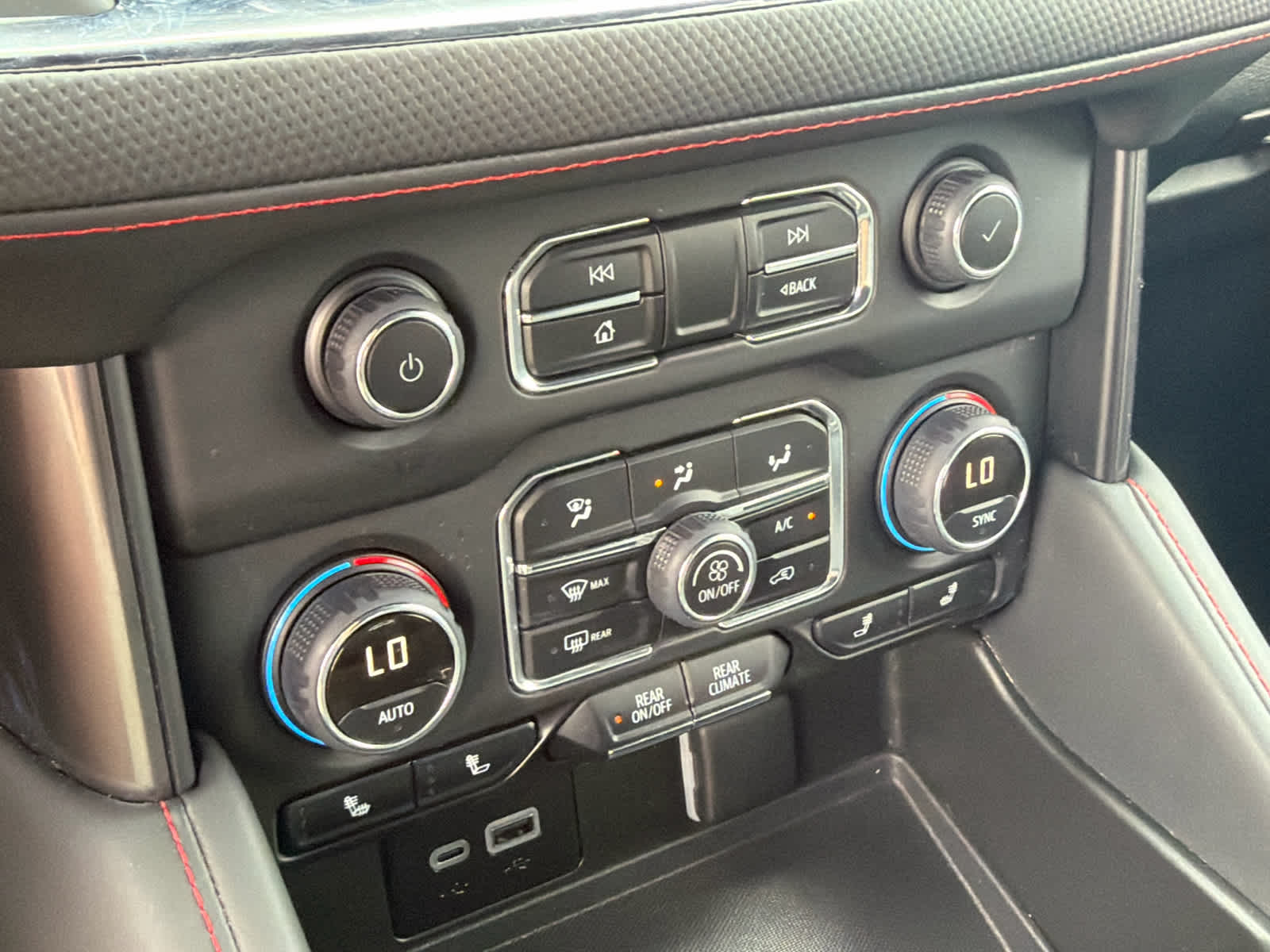 2024 Chevrolet Suburban RST