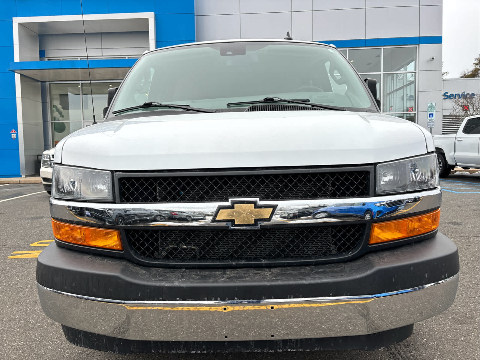 2025 Chevrolet Express Passenger 1LT
