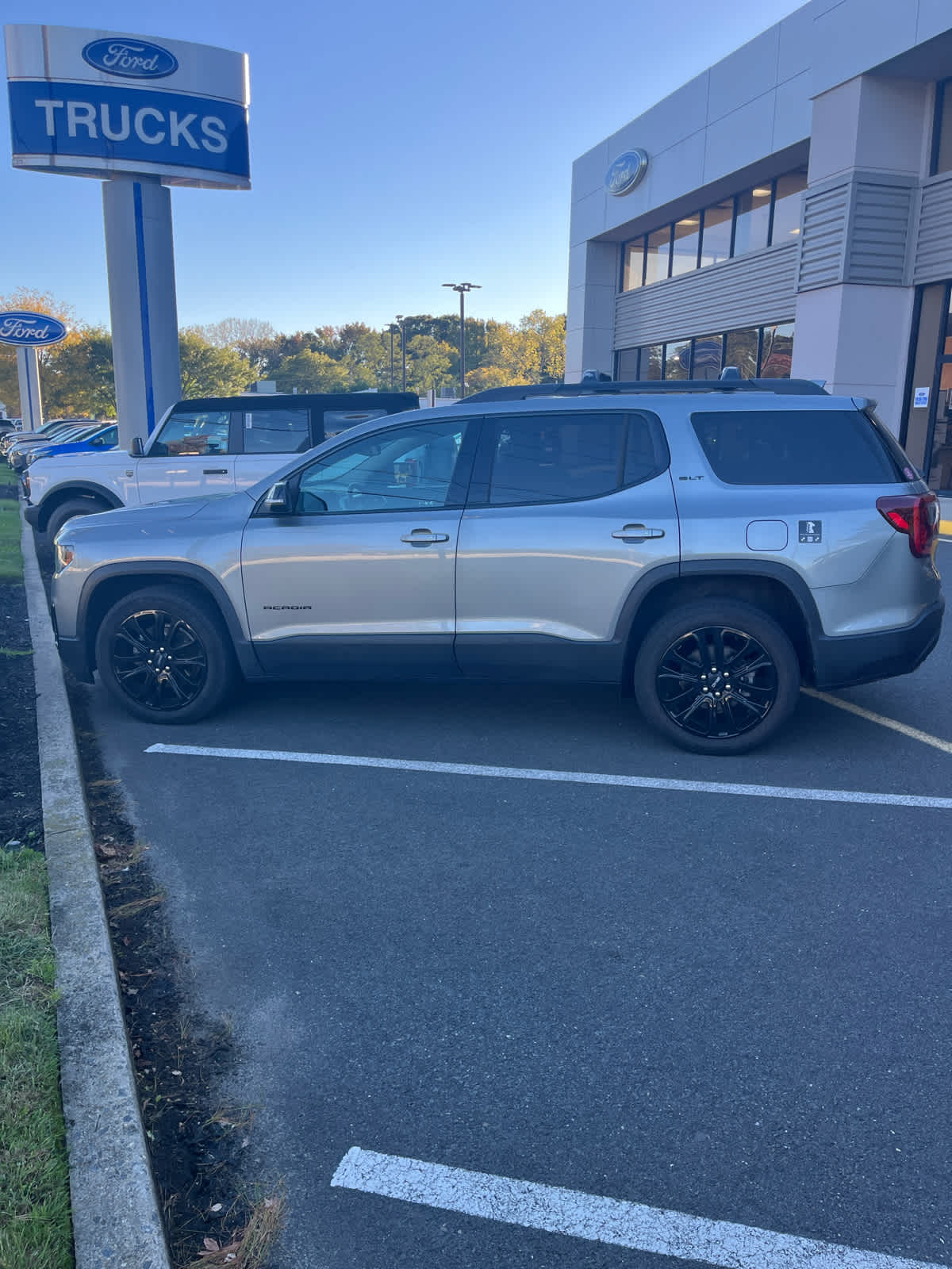 2023 GMC Acadia SLT