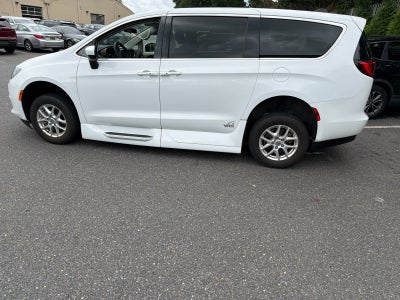 2022 Chrysler Voyager LX